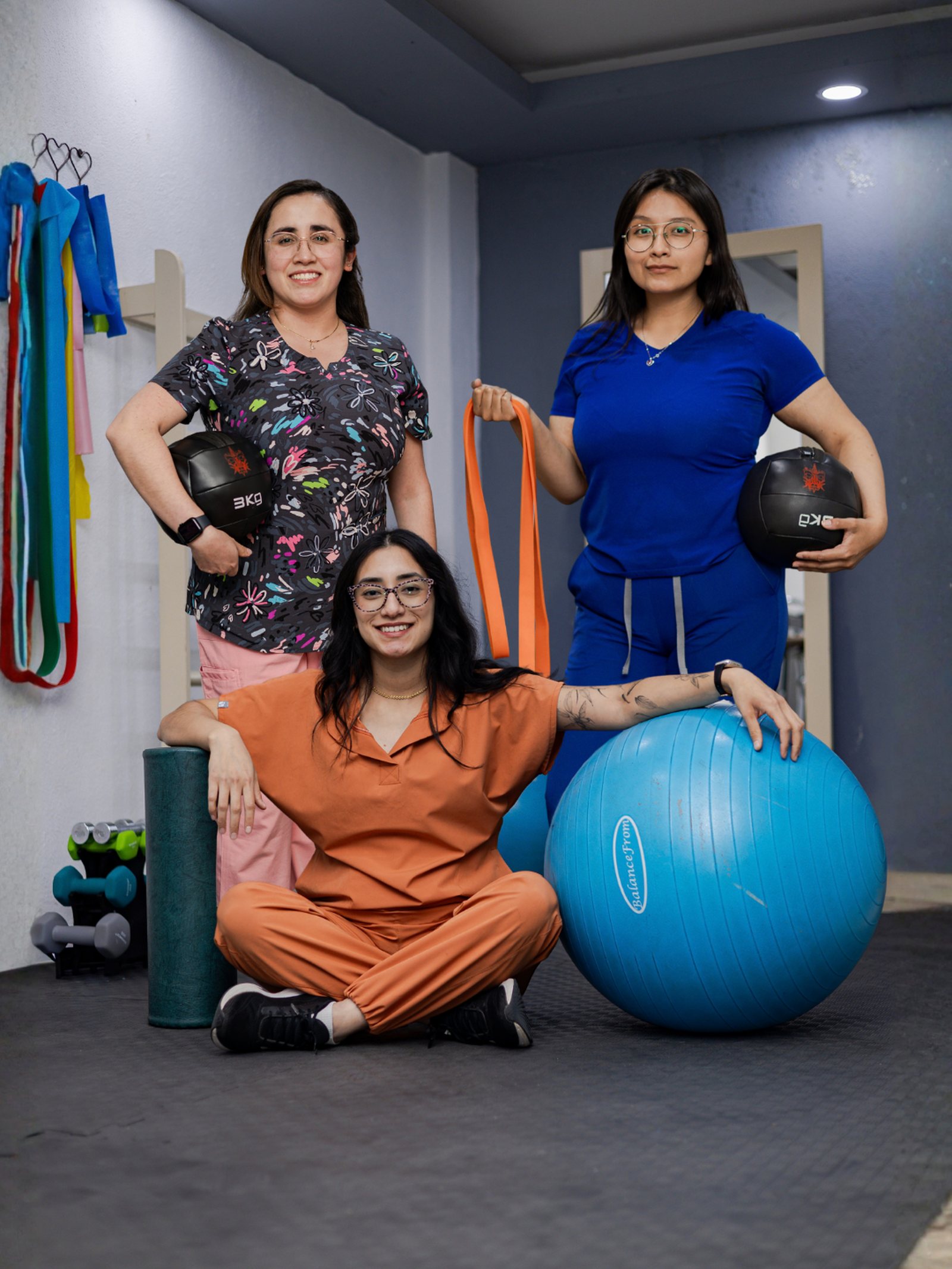 El equipo de fisioterapeutas de Kimova en el consultorio