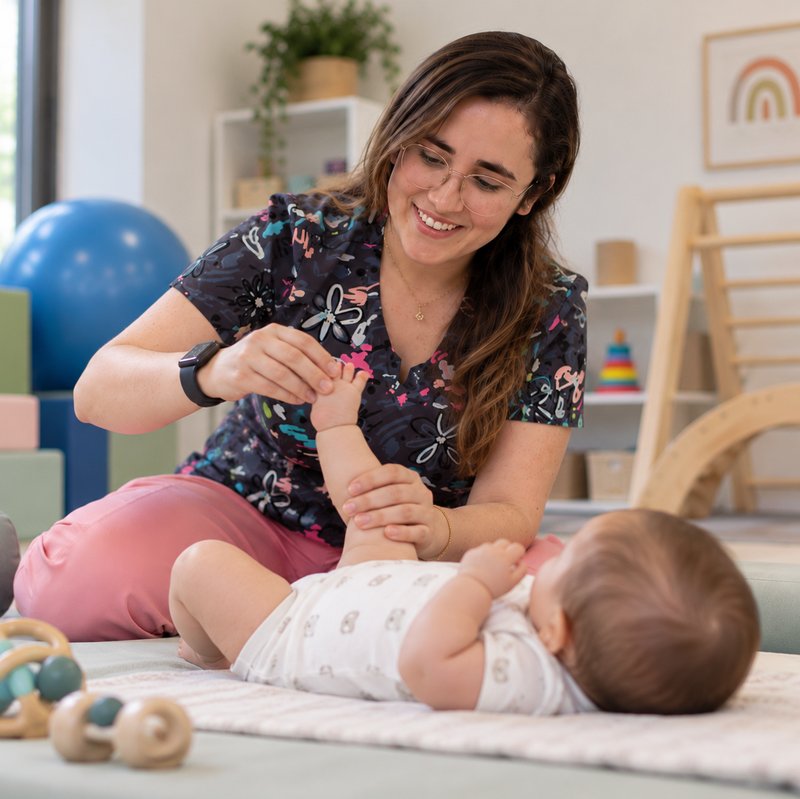 Fisioterapeuta de Kimova en una sesión de estimulación temprana con un bebé